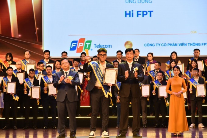 Ông Nguyễn Trung Trực - Phó Giám đốc Hi FPT (ở giữa) lên nhận giải thưởng. Ảnh: FPT Telecom