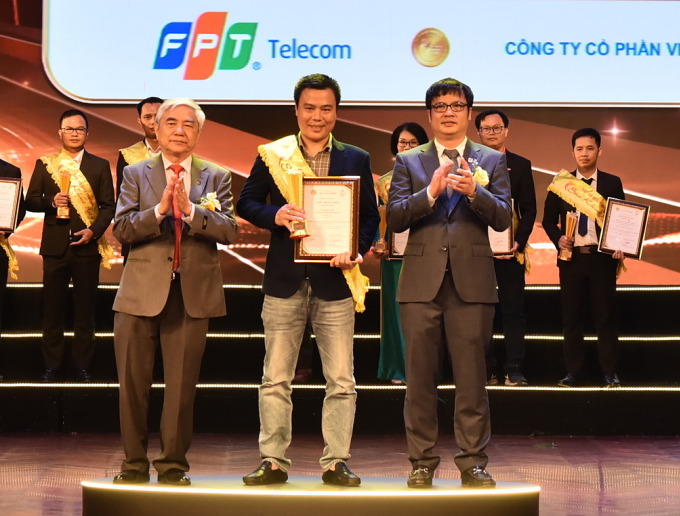 Số hóaCông nghệChủ nhật, 14/4/2024, 15:00 (GMT+7) FPT Telecom đạt sáu giải thưởng tại Sao Khuê 2024 FPT Play, FPT Smart Home, Ultra Fast, Hi FPT, FPT Camera Cloud AI và AI Retail là những ứng dụng giúp FPT Telecom giành được liên tiếp giải thưởng tại Sao Khuê 2024.  Lễ công bố và trao giải thưởng Sao Khuê 2024 - giải thưởng danh giá ngành phần mềm và công nghệ thông tin (CNTT) do Hiệp hội Phần mềm và Dịch vụ Công nghệ Thông tin Việt Nam (VINASA) tổ chức ngày 13/4. Sáu sản phẩm trong hệ sinh thái của FPT Telecom được vinh danh như sau:  Ứng dụng FPT Play - Vũ trụ giải trí số  Được phát triển bởi Công ty TNHH Truyền hình FPT, ứng dụng xem truyền hình trực tuyến FPT Play hiện nằm trong top các ứng dụng có độ nhận diện hàng đầu Việt Nam. Tính đến nay, ứng dụng FPT Play thu hút hơn 30 triệu người đăng ký tài khoản và vẫn đang tăng.  Ông Lê Thanh Bình - Giám đốc Kinh doanh khu vực Hà Nội FPT Telecom lên nhận giải thưởng. Ảnh: FPT Telecom Ông Lê Thanh Bình - Giám đốc Kinh doanh khu vực Hà Nội FPT Telecom lên nhận giải thưởng. Ảnh: FPT Telecom