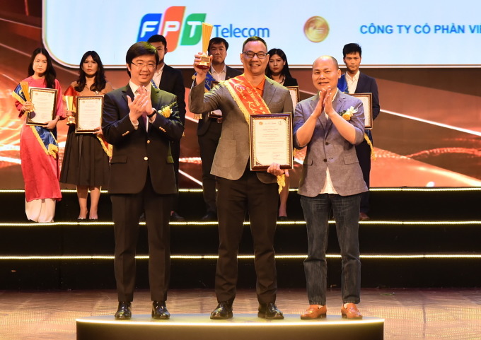 Ông Đinh Cao Sơn - Phó Giám đốc FPT Camera lên nhận giải thưởng cho giải pháp FPT Cloud Camera AI. Ảnh: FPT Telecom