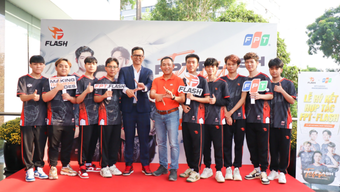 FPT Telecom và Team Flash trong lễ ký kết hợp tác. Ảnh: FPT Telecom